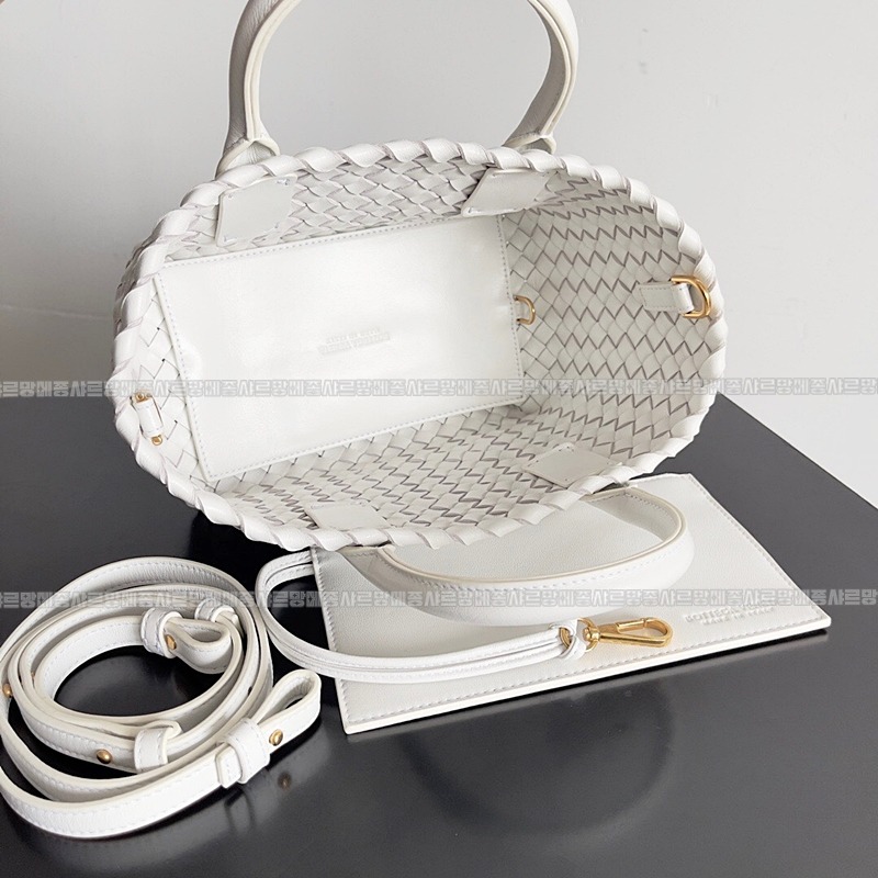 보테가베네타미니카밧화이트 20260228-142912-009루.jpg