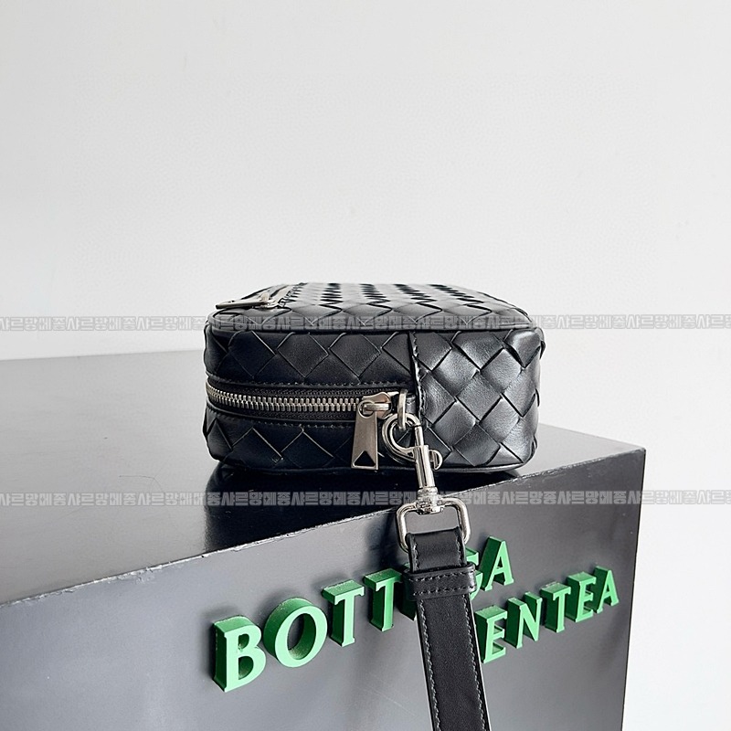 보테가베네타인트레치아토스몰파우치위드손목스트랩 20260301-103103-002루.jpg