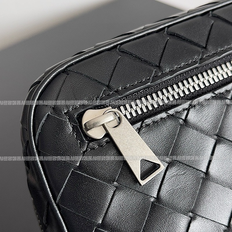 보테가베네타인트레치아토스몰파우치위드손목스트랩 20260301-103103-005루.jpg