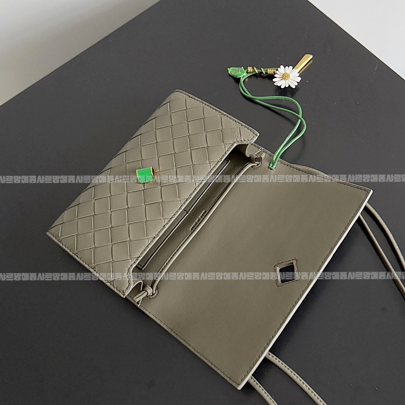 보테가베네타안디아모데이지파우치 20260301-113246-007루.jpg