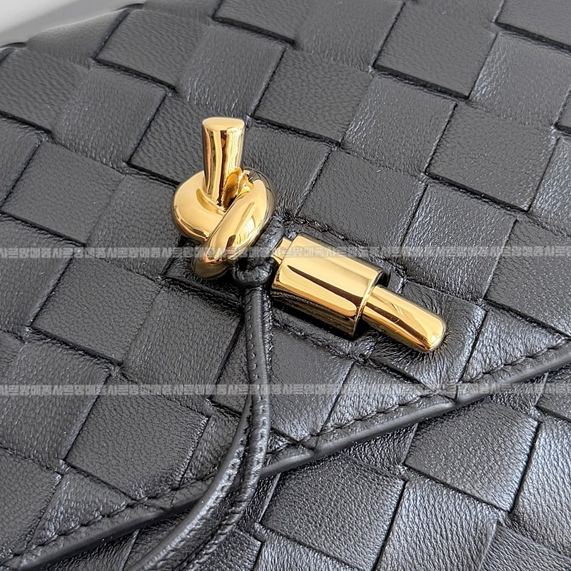 보테가베네타안디아모데이지파우치 20260301-113610-005루.jpg