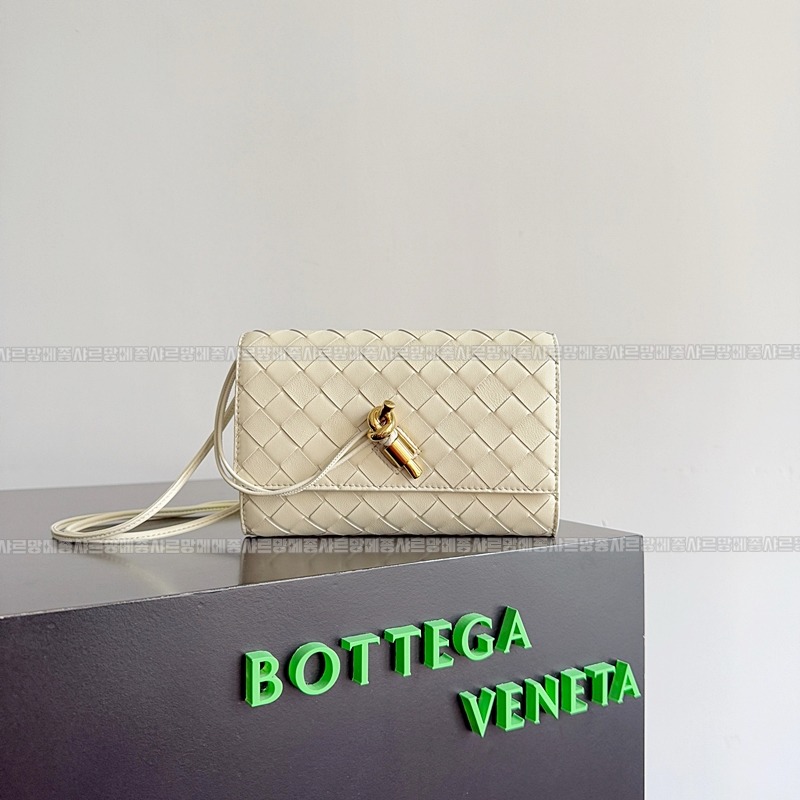 보테가베네타안디아모데이지파우치 20260301-113748-009루.jpg