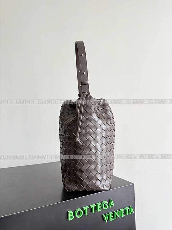 보테가베네타인트레치아토비블리오테카버킷백 20260301-143547-002루.jpg