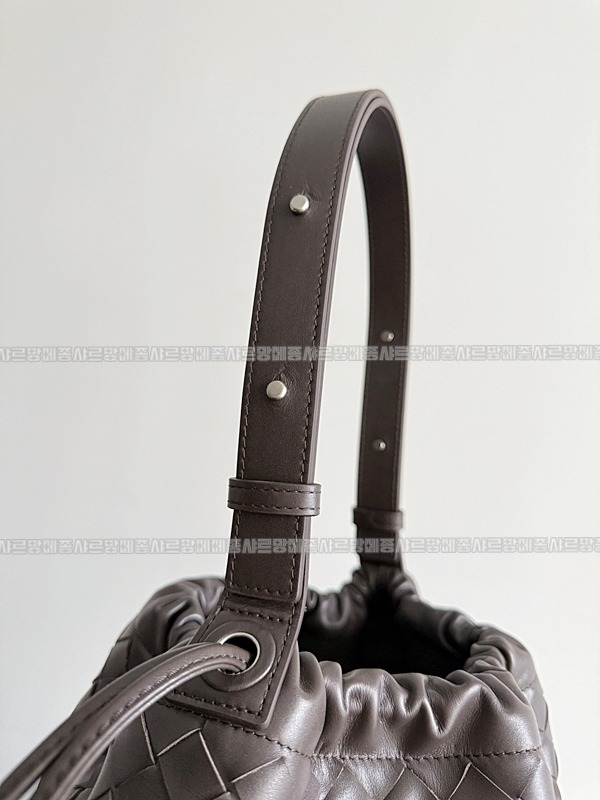 보테가베네타인트레치아토비블리오테카버킷백 20260301-143548-004루.jpg