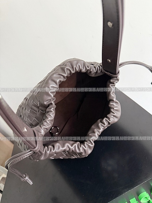 보테가베네타인트레치아토비블리오테카버킷백 20260301-143548-007루.jpg