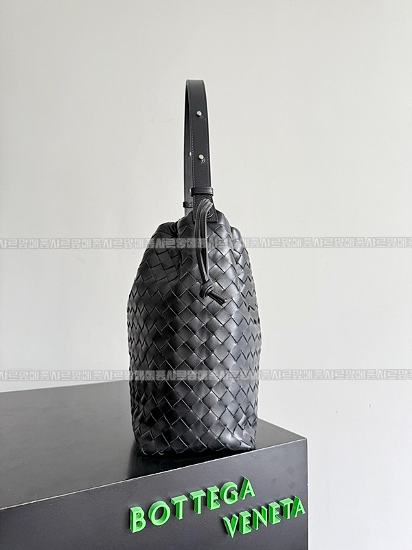 보테가베네타인트레치아토비블리오테카버킷백 20260301-145638-002루.jpg