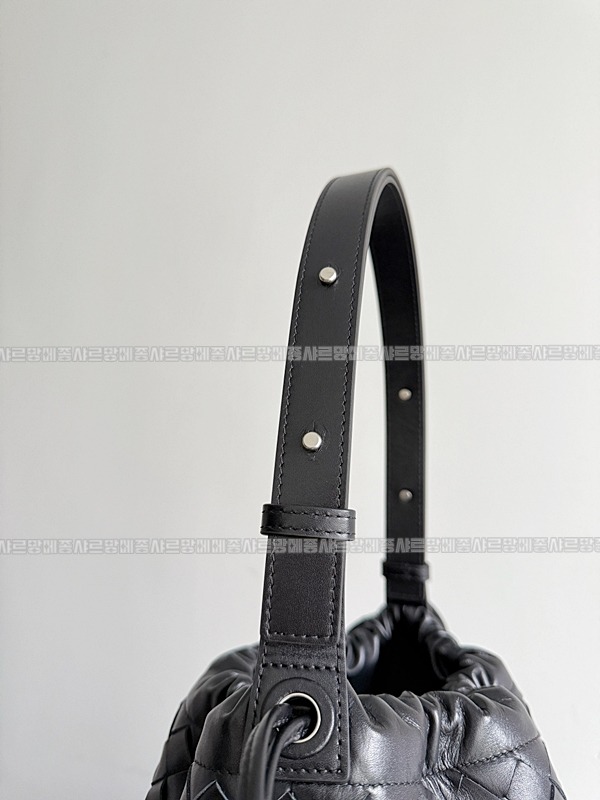 보테가베네타인트레치아토비블리오테카버킷백 20260301-145638-004루.jpg