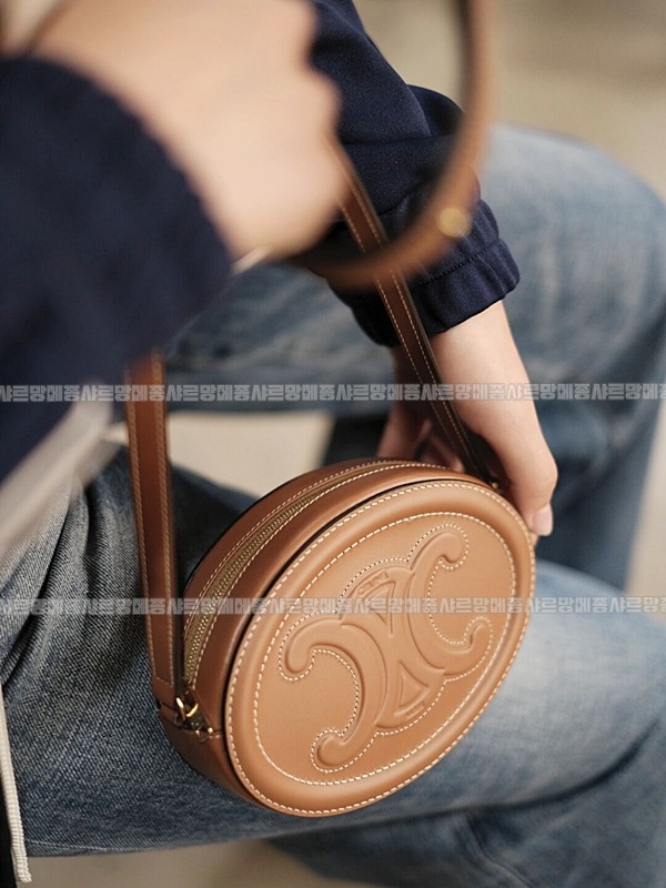 셀린느오벌펄스퀴르크로스비치백 20260303-130845-011루.jpg