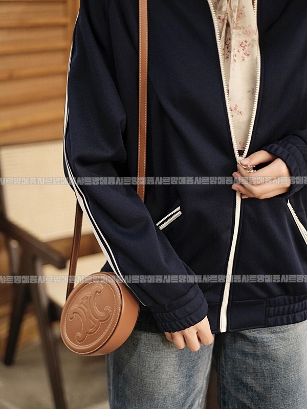 셀린느오벌펄스퀴르크로스비치백 20260303-130845-010루.jpg