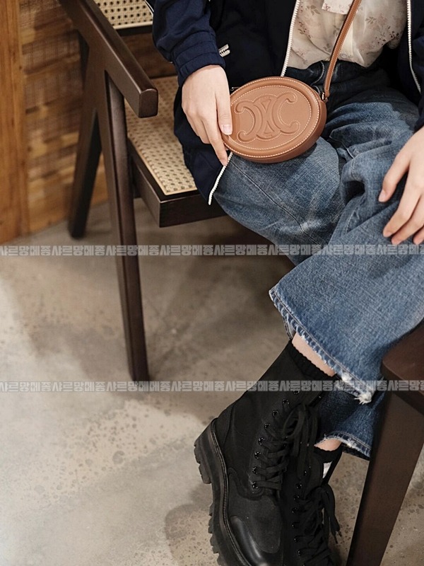 셀린느오벌펄스퀴르크로스비치백 20260303-130844-007루.jpg