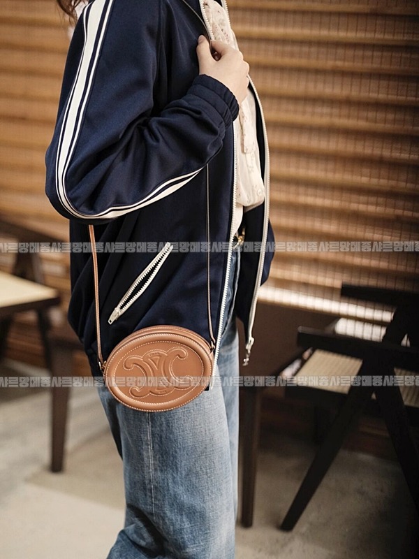 셀린느오벌펄스퀴르크로스비치백 20260303-130845-008루.jpg