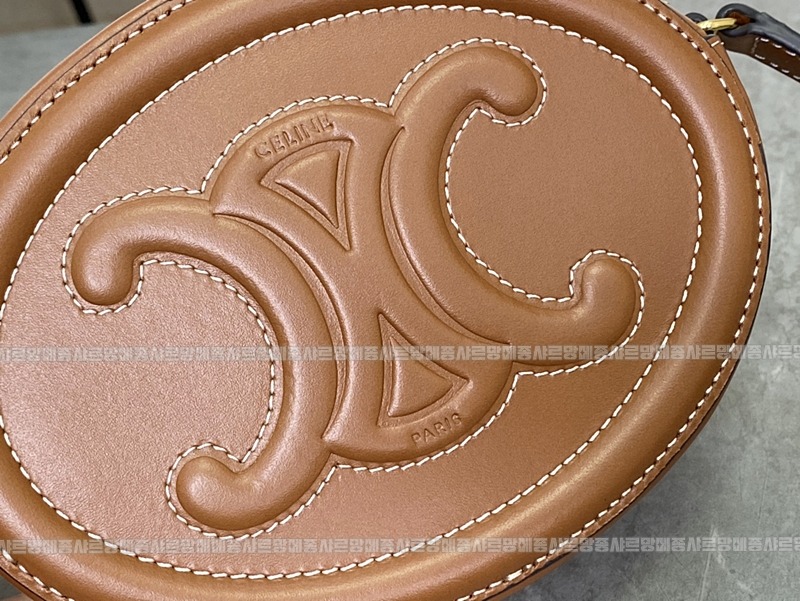 셀린느오벌펄스퀴르크로스비치백 20260303-130844-001루.jpg