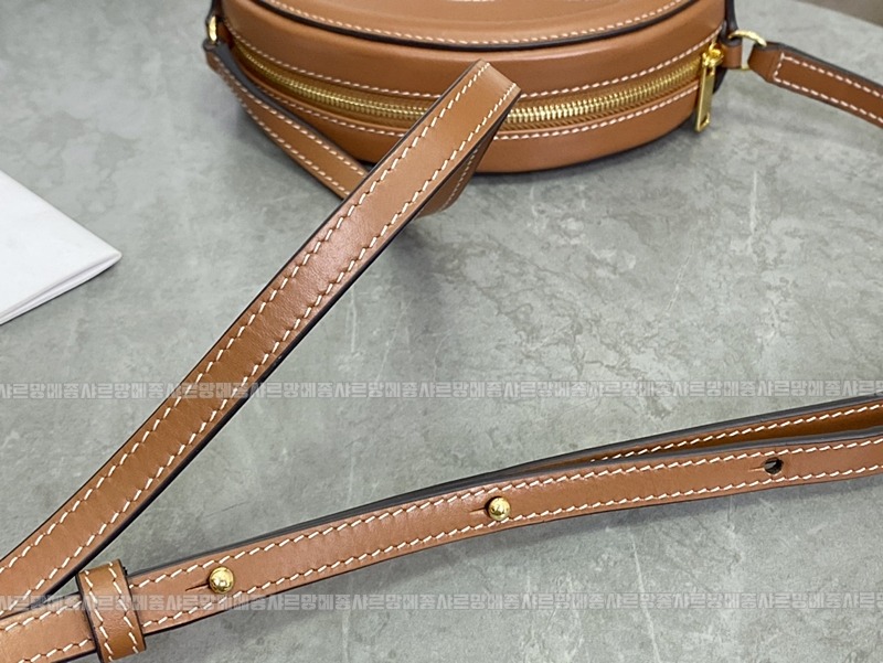 셀린느오벌펄스퀴르크로스비치백 20260303-130844-004루.jpg