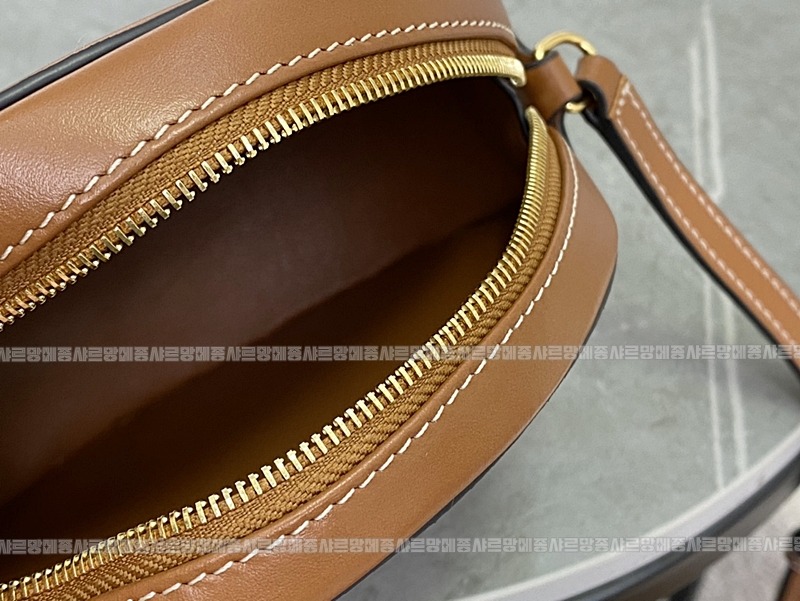 셀린느오벌펄스퀴르크로스비치백 20260303-130844-003루.jpg