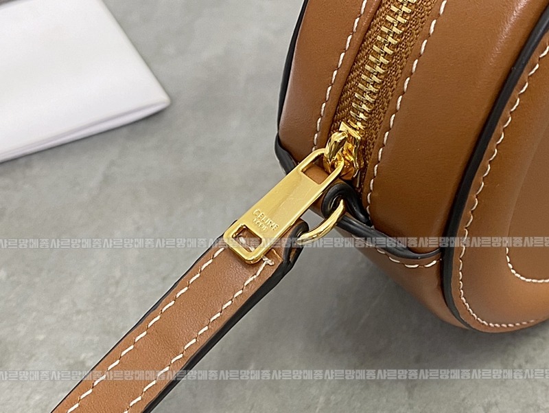 셀린느오벌펄스퀴르크로스비치백 20260303-130844-002루.jpg