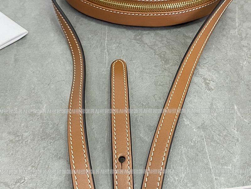 셀린느오벌펄스퀴르크로스비치백 20260303-130844-006루.jpg