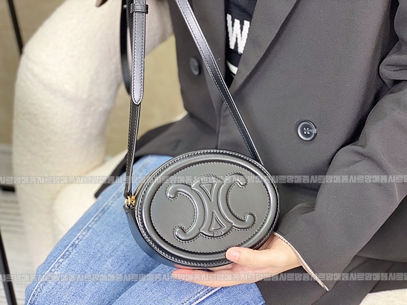 셀린느오벌펄스퀴르크로스비치백 20260303-131243-010루.jpg