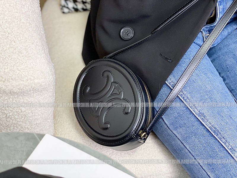 셀린느오벌펄스퀴르크로스비치백 20260303-131243-012루.jpg