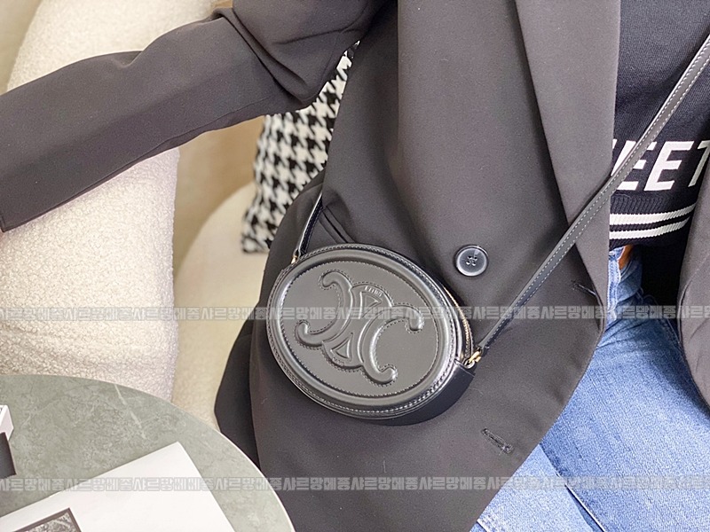 셀린느오벌펄스퀴르크로스비치백 20260303-131243-011루.jpg