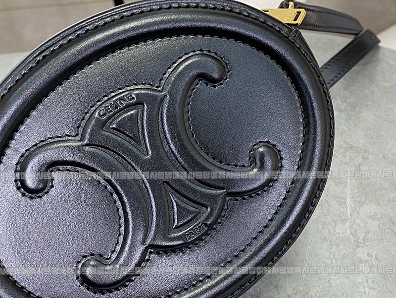 셀린느오벌펄스퀴르크로스비치백 20260303-131513-001루.jpg