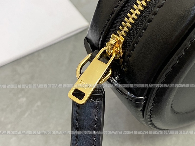 셀린느오벌펄스퀴르크로스비치백 20260303-131513-003루.jpg