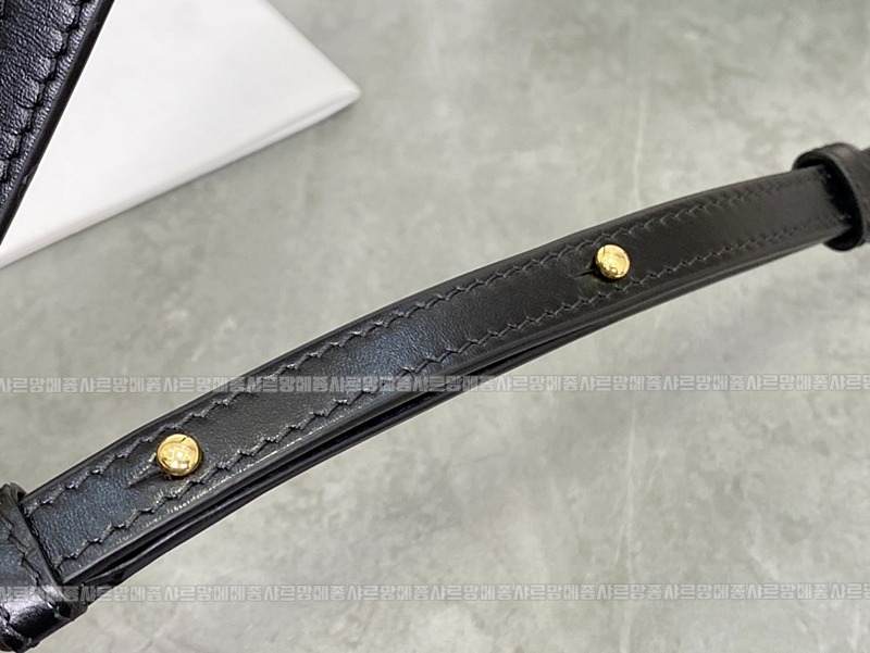 셀린느오벌펄스퀴르크로스비치백 20260303-131513-005루.jpg