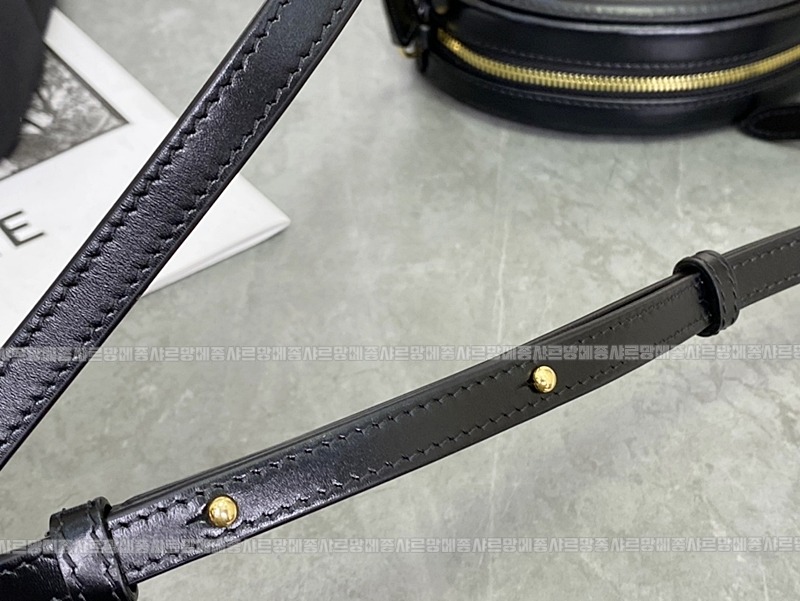 셀린느오벌펄스퀴르크로스비치백 20260303-131513-004루.jpg