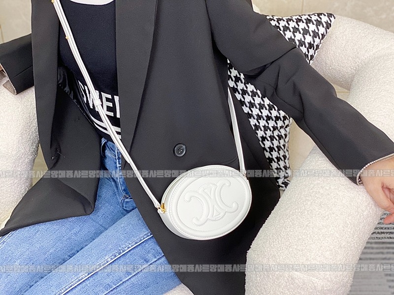 셀린느오벌펄스퀴르크로스비치백 20260303-132213-008루.jpg