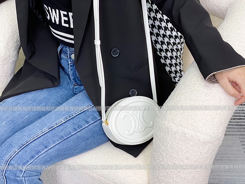 셀린느오벌펄스퀴르크로스비치백 20260303-132214-010루.jpg