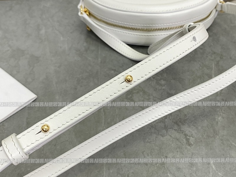 셀린느오벌펄스퀴르크로스비치백 20260303-132213-004루.jpg