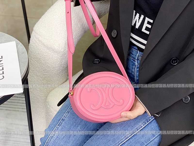 셀린느오벌펄스퀴르크로스비치백 20260303-132410-012루.jpg