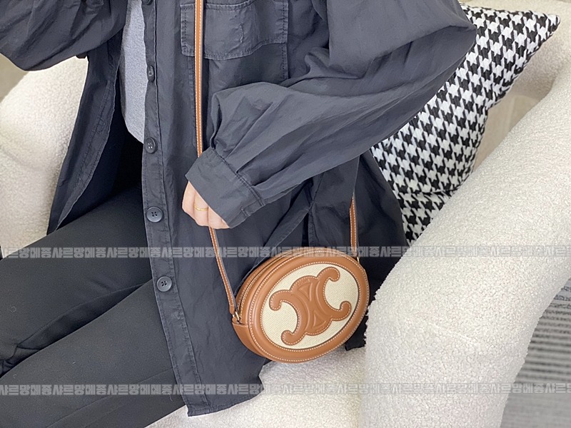 셀린느오벌펄스퀴르크로스비치백 20260303-141652-012루.jpg