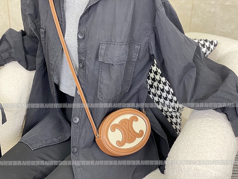 셀린느오벌펄스퀴르크로스비치백 20260303-141653-013루.jpg