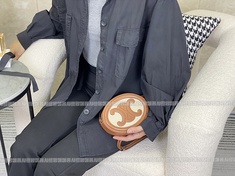 셀린느오벌펄스퀴르크로스비치백 20260303-141653-014루.jpg