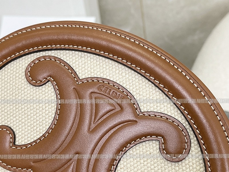 셀린느오벌펄스퀴르크로스비치백 20260303-141651-001루.jpg