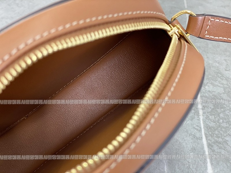 셀린느오벌펄스퀴르크로스비치백 20260303-141652-008루.jpg