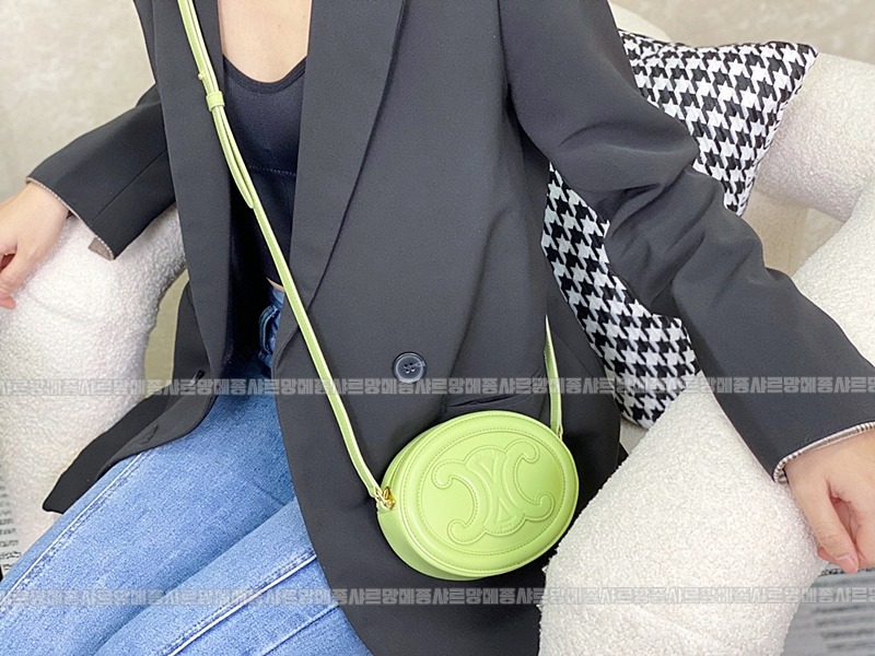 셀린느오벌펄스퀴르크로스비치백 20260303-142120-007루.jpg