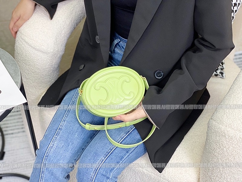 셀린느오벌펄스퀴르크로스비치백 20260303-142120-009루.jpg