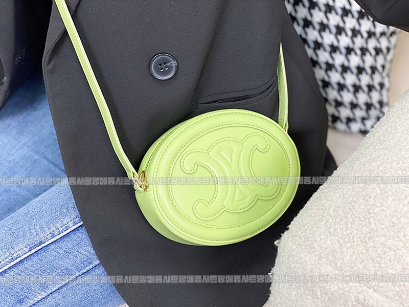 셀린느오벌펄스퀴르크로스비치백 20260303-142120-008루.jpg