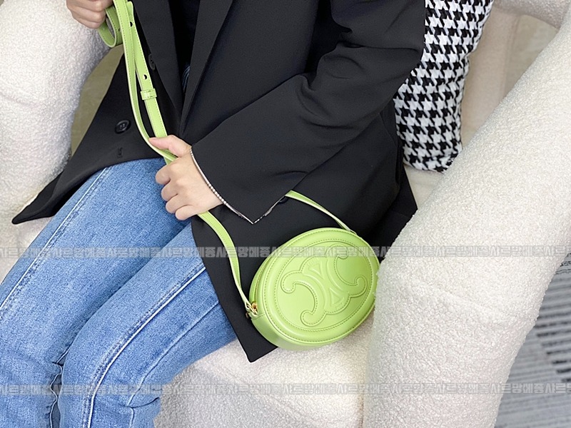 셀린느오벌펄스퀴르크로스비치백 20260303-142120-010루.jpg