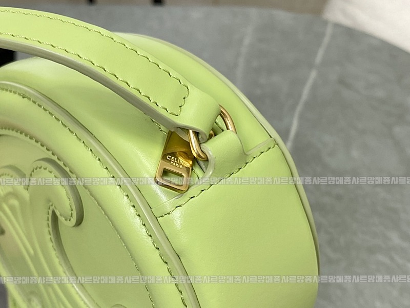 셀린느오벌펄스퀴르크로스비치백 20260303-142119-002루.jpg