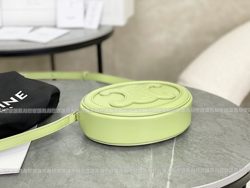 셀린느오벌펄스퀴르크로스비치백 20260303-142120-005루.jpg