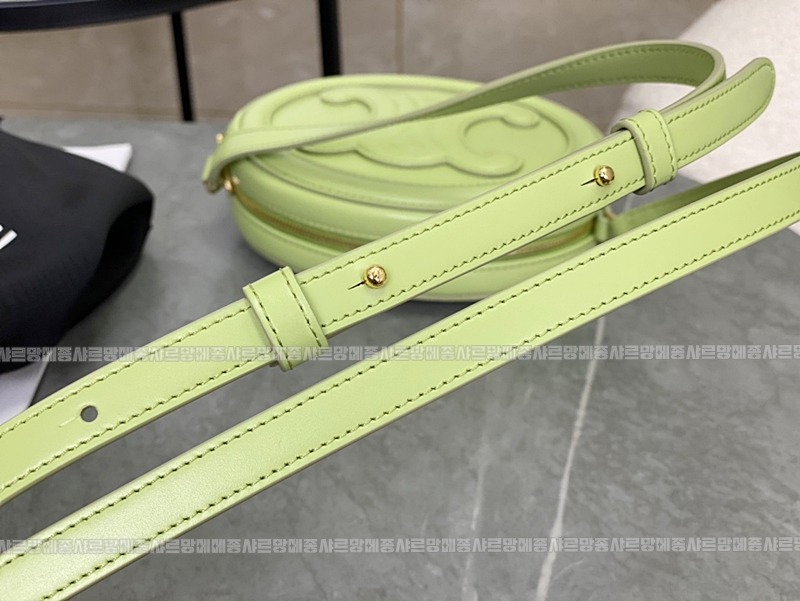 셀린느오벌펄스퀴르크로스비치백 20260303-142120-004루.jpg