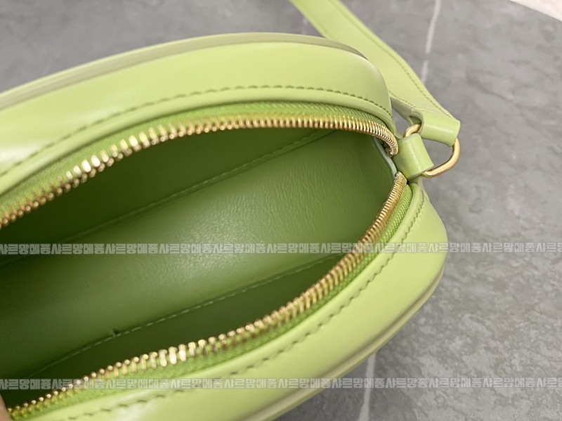 셀린느오벌펄스퀴르크로스비치백 20260303-142119-003루.jpg