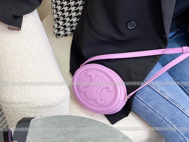 셀린느오벌펄스퀴르크로스비치백 20260303-142323-003루.jpg