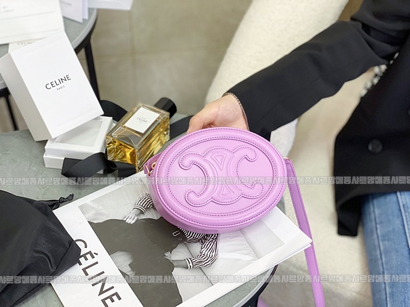 셀린느오벌펄스퀴르크로스비치백 20260303-142323-002루.jpg