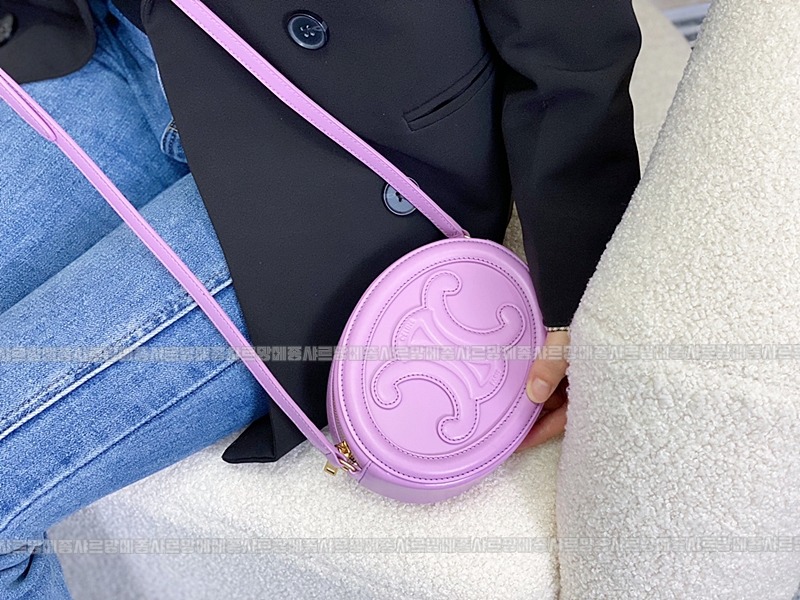 셀린느오벌펄스퀴르크로스비치백 20260303-142323-001루.jpg