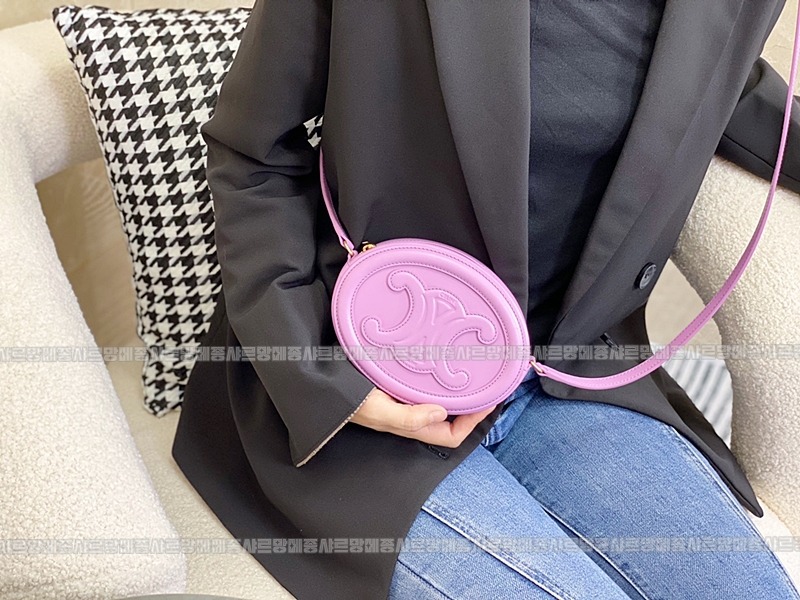 셀린느오벌펄스퀴르크로스비치백 20260303-142324-005루.jpg