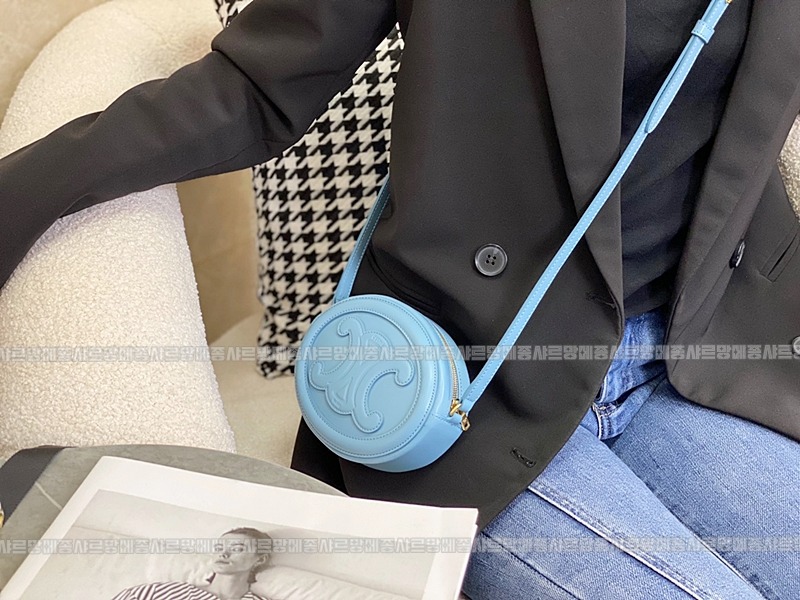 셀린느오벌펄스퀴르크로스비치백 20260303-142509-003루.jpg