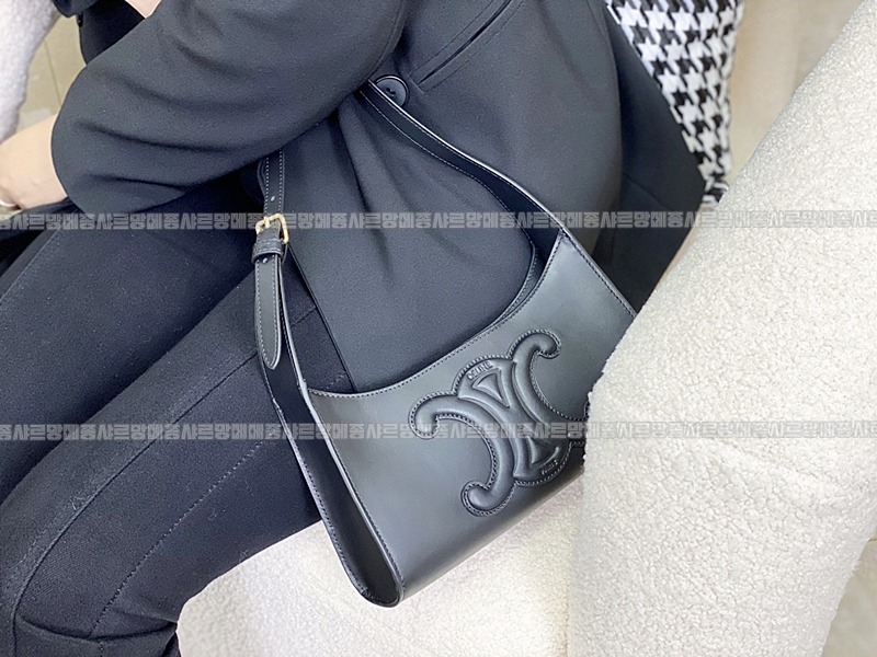 셀린느트리오페퀴르숄더백 20260304-174521-019루.jpg